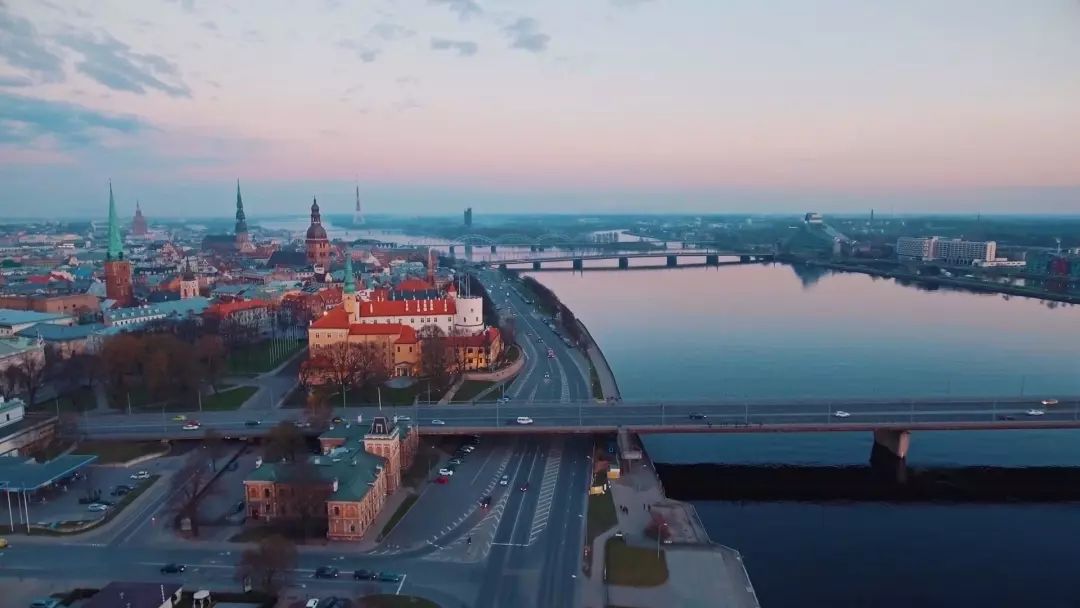 拉脱维亚摄影师镜头下的世界文化遗产城市，网友：坐在这我可以发呆一整天…