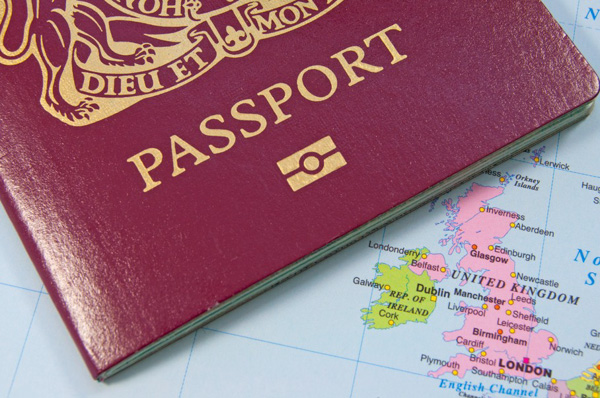 多名华人持假护照从西班牙入英国被捕！懂八大英国移民途径，光明正大入境！！
