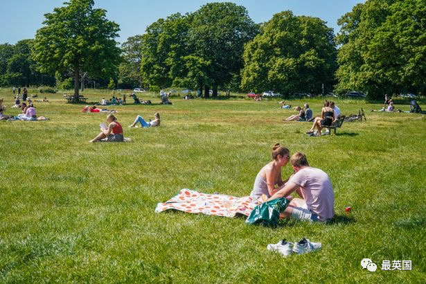 英政府随机选30位民众发钱，每人每月1600镑！英国“狂招”60万留学生来英，不限制PSW签证…